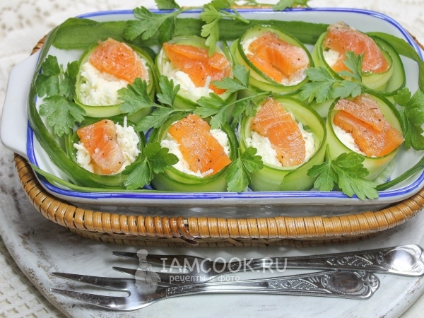 Огуречные бочонки с плавленным сыром и красной рыбой, рецепт с фото