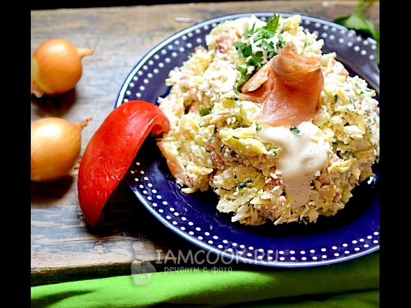 Салат с горбушей и крабовыми палочками, рецепт с фото