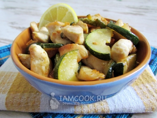 Теплый салат с кабачками цукини и куриной грудкой, рецепт с фото
