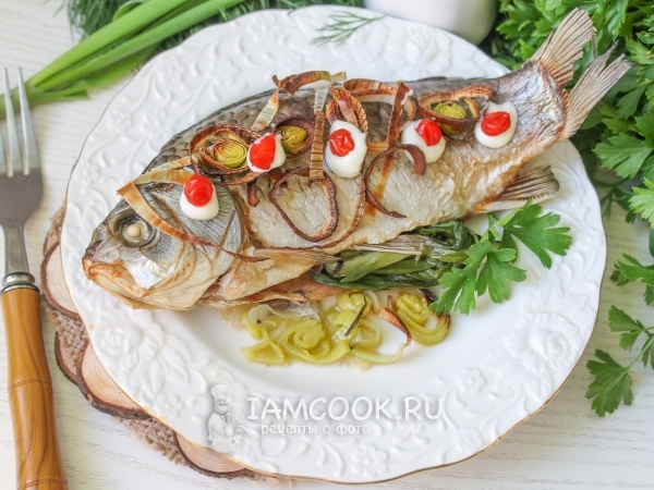 Карась, запеченный в духовке, рецепт с фото