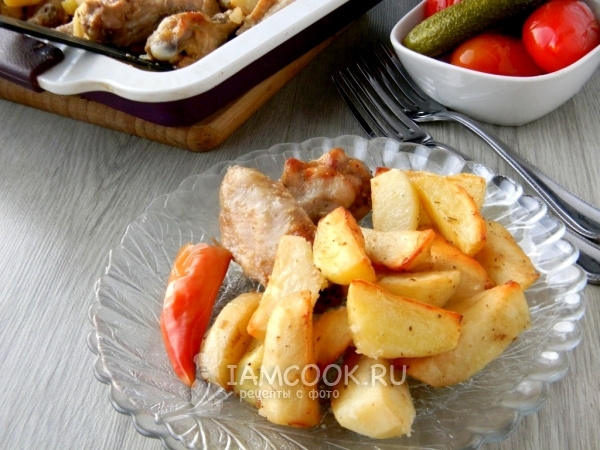 Картофель, запеченный в духовке с курицей, рецепт с фото