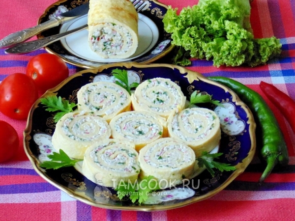 Яичный рулет с крабовыми палочками, сыром и зеленью, рецепт с фото