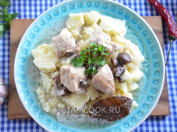 Курица с грибами в сметанном соусе, рецепт с фото