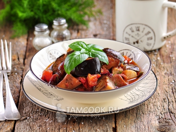 Баклажаны тушеные с помидорами, рецепт с фото