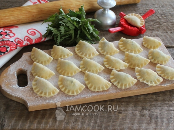 Вареники с крапивой, творогом и сыром, рецепт с фото