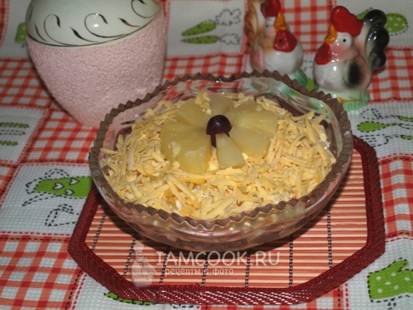 Салат с копчёной курицей и ананасами, рецепт с фото