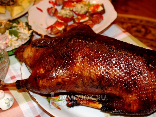 Гусь с яблоками в медовом маринаде, рецепт с фото