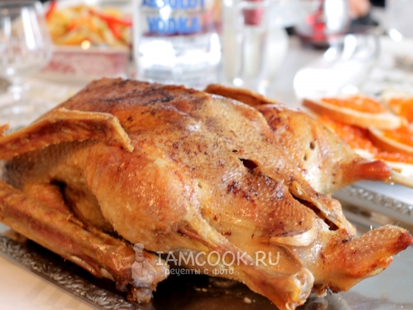 Гусь с яблоками в фольге в духовке, рецепт с фото