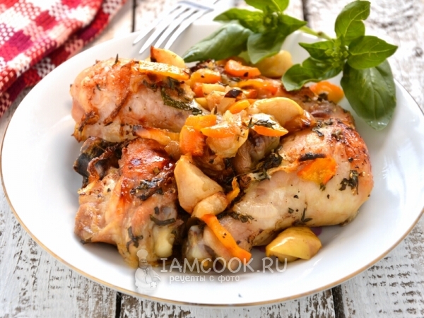 Курица, запеченная с яблоками и чесноком, рецепт с фото