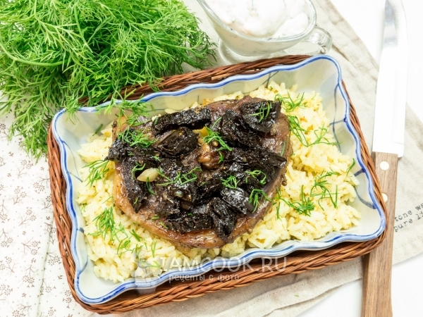 Баранина с черносливом в духовке, рецепт с фото