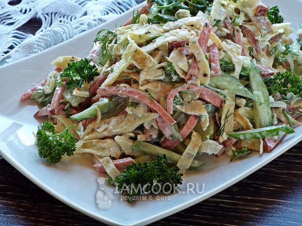 Салат с блинами и копченой колбасой, рецепт с фото