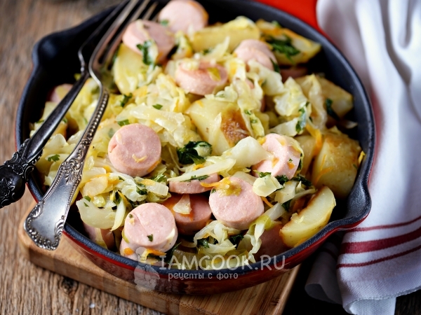 Тушеная капуста с картошкой и сосисками, рецепт с фото