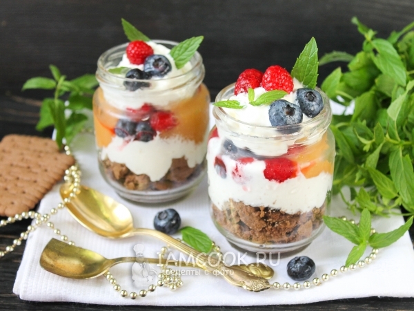 Трайфл с печеньем, малиной и голубикой, рецепт с фото