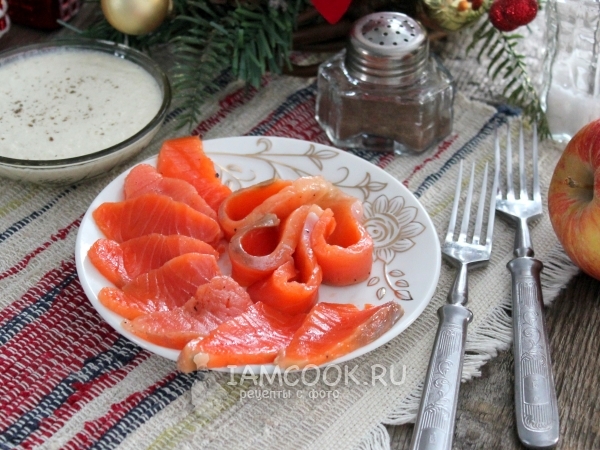 Закуска из красной рыбы, маринованной с можжевельником, рецепт с фото