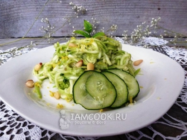 «Спагетти» из кабачка с заправкой из авокадо, рецепт с фото