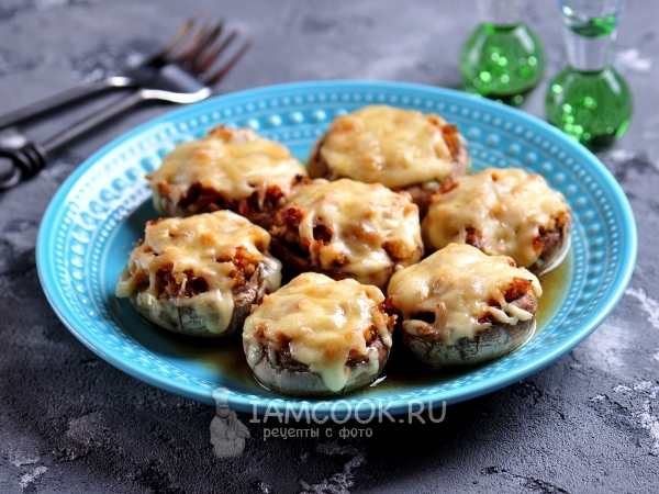 Шампиньоны, фаршированные курицей и сыром , рецепт с фото