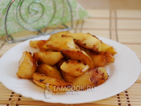 Картофельные дольки, запеченные с чесноком и соевым соусом, рецепт с фото