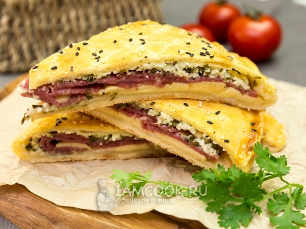 Кальцоне с салями, творогом и сыром, рецепт с фото