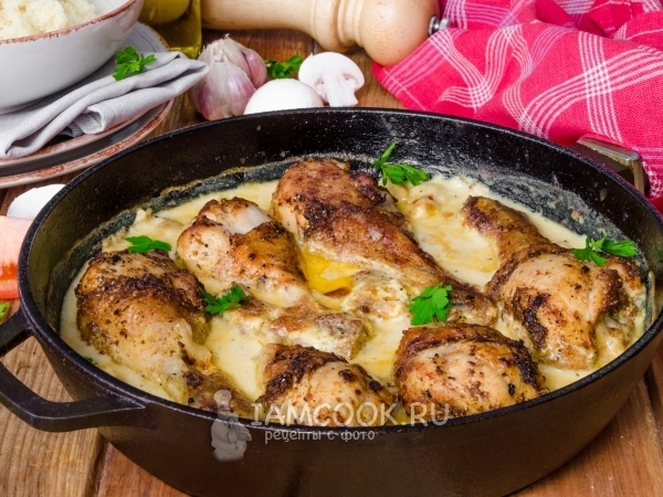 Куриные ножки с грибами в сливочно-винном соусе, рецепт с фото