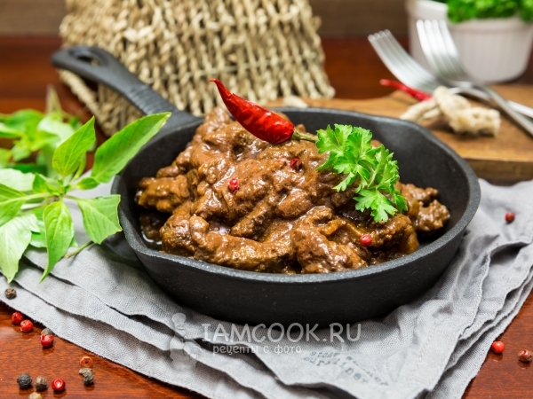 Печень говяжья, тушенная в томатно-соевом соусе, рецепт с фото