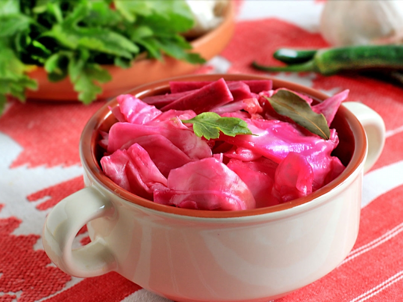 Маринованная капуста со свеклой, рецепт с фото