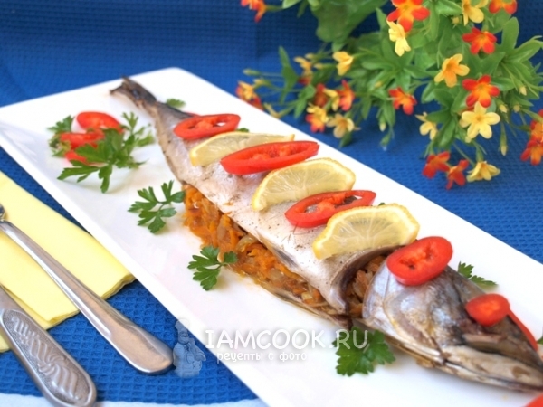Скумбрия запечённая с луком и морковью, рецепт с фото