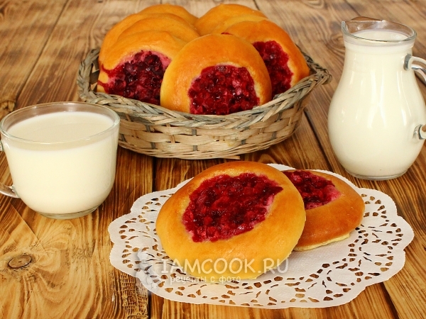 Ватрушки с брусникой, рецепт с фото