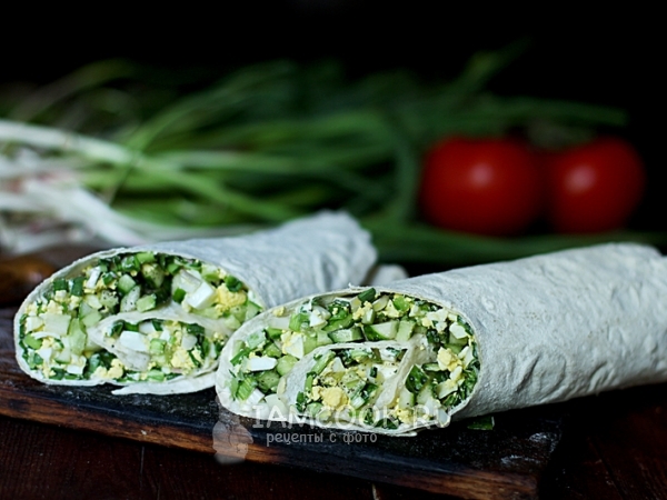 Рулет из лаваша с зелёным чесноком, рецепт с фото