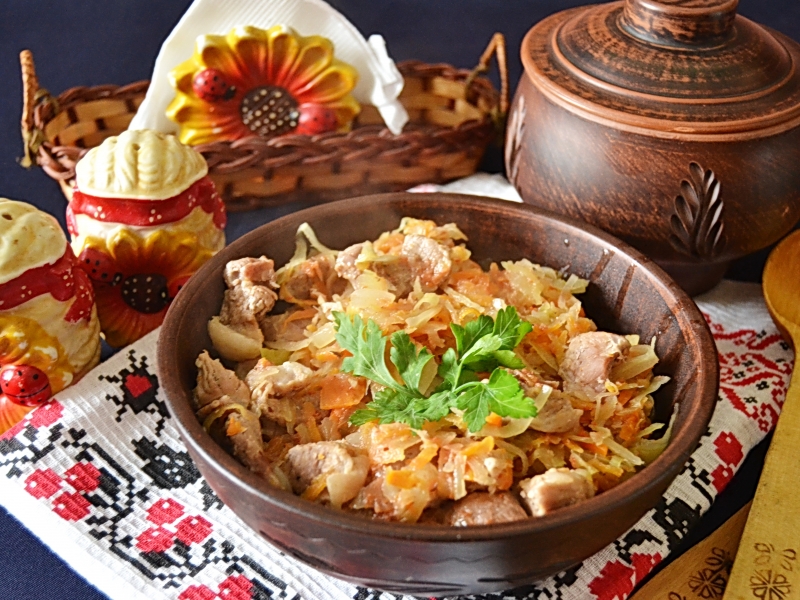 Тушёная квашеная капуста со свининой, рецепт с фото