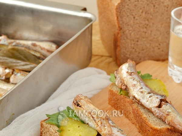 Домашние шпроты из мойвы, рецепт с фото