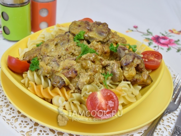 Печень куриная, жареная с луком в сметане, рецепт с фото