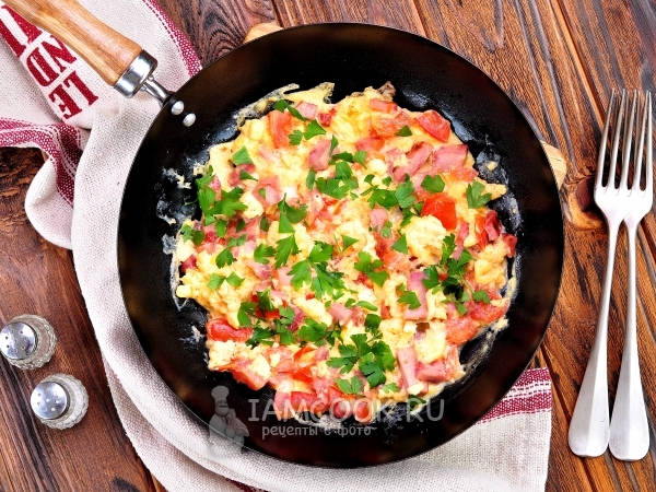 Омлет с помидорами и колбасой, рецепт с фото
