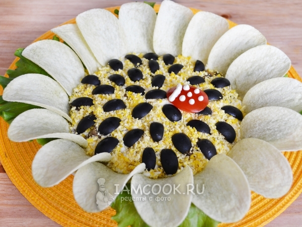 Салат «Подсолнух» с курицей, чипсами и грибами, рецепт с фото