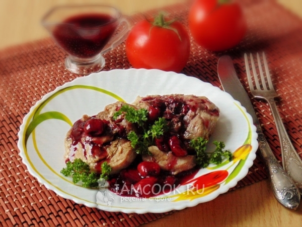 Медальоны из индейки с вишневым соусом, рецепт с фото