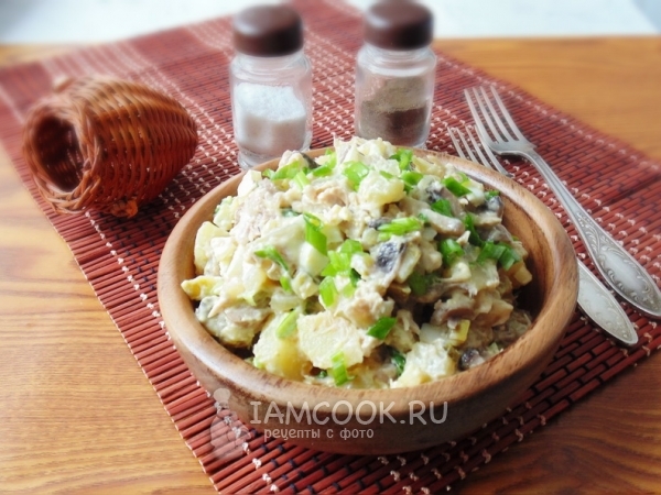 Салат с курицей, грибами и зеленым луком, рецепт с фото