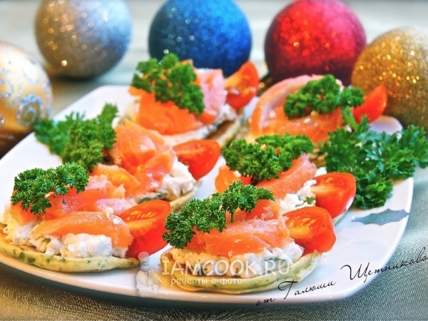 Закусочные блинчики с подкопченным лососем, рецепт с фото