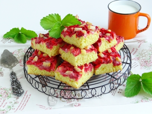 Дрожжевой пирог с клубникой и марципаном, рецепт с фото