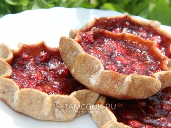 Ржаные калитки с земляникой, рецепт с фото