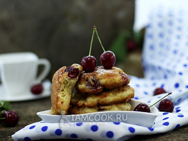 Пышные оладьи с черешней, рецепт с фото