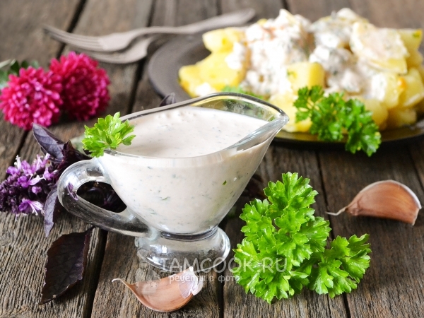 Сметанный соус с чесноком и зеленью, рецепт с фото