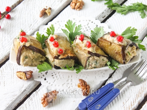 Рулетики из баклажанов с грецкими орехами, рецепт с фото