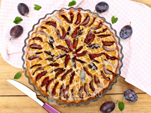 Пирог со сливами и сахарной глазурью, рецепт с фото