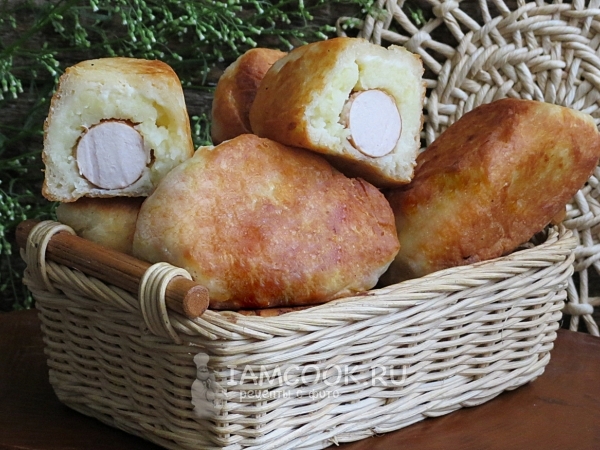 Жареные пирожки с картошкой и сосиской, рецепт с фото