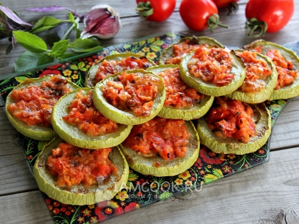 Кабачки с помидорами и чесноком в духовке, рецепт с фото