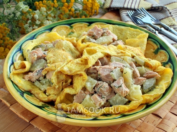 Салат с отварной рыбой, картошкой и омлетом, рецепт с фото