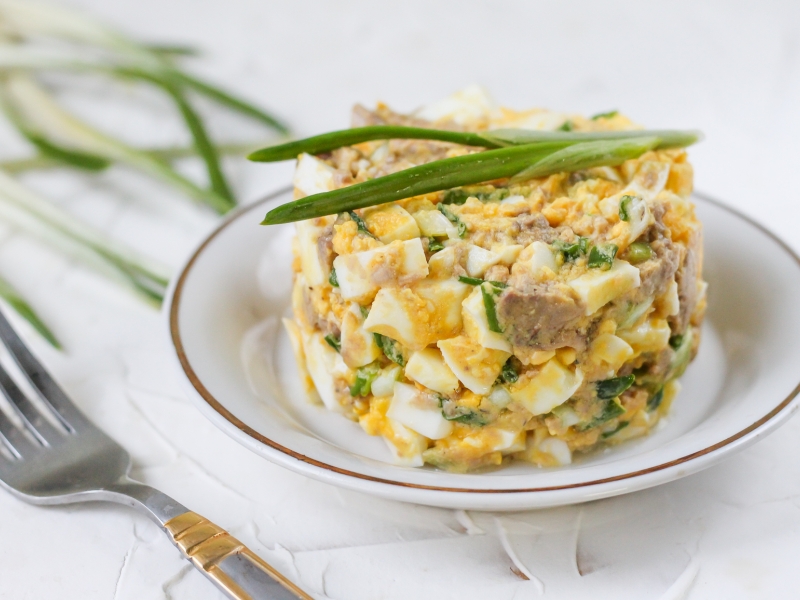 Салат с печенью трески, яйцом и луком, рецепт с фото
