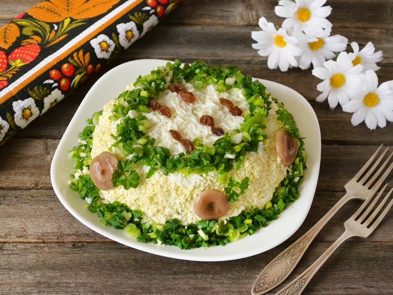 Салат «Берёзка» с курицей и грибами, рецепт с фото