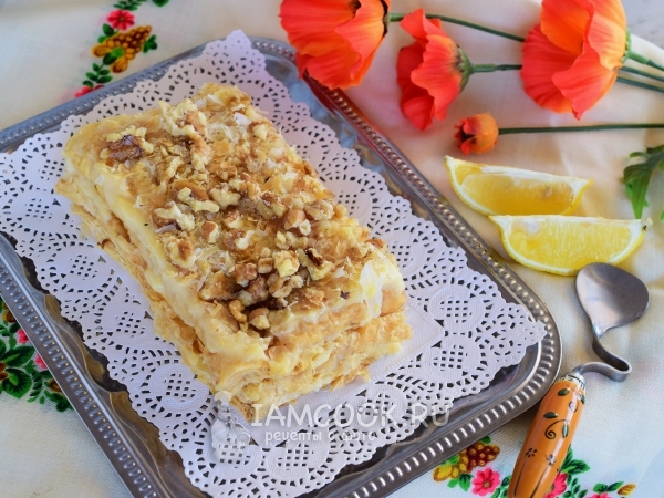 Торт «Наполеон» из слоеного теста с заварным кремом, рецепт с фото