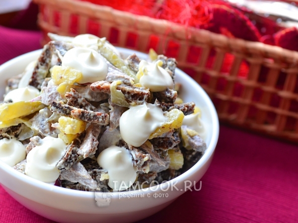 Салат с говядиной и сухариками, рецепт с фото