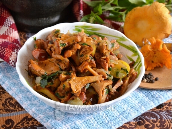 Поджарка из лисичек с черри и копченой грудинкой , рецепт с фото